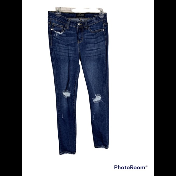 Judy Blue Slim Fit Distressed Cropped Jeans size 7/28 - Picture 1 of 5
